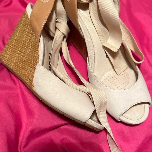 Tsubo Novelle Wedge Sandals Champagne color 4” heel - Picture 3 of 6